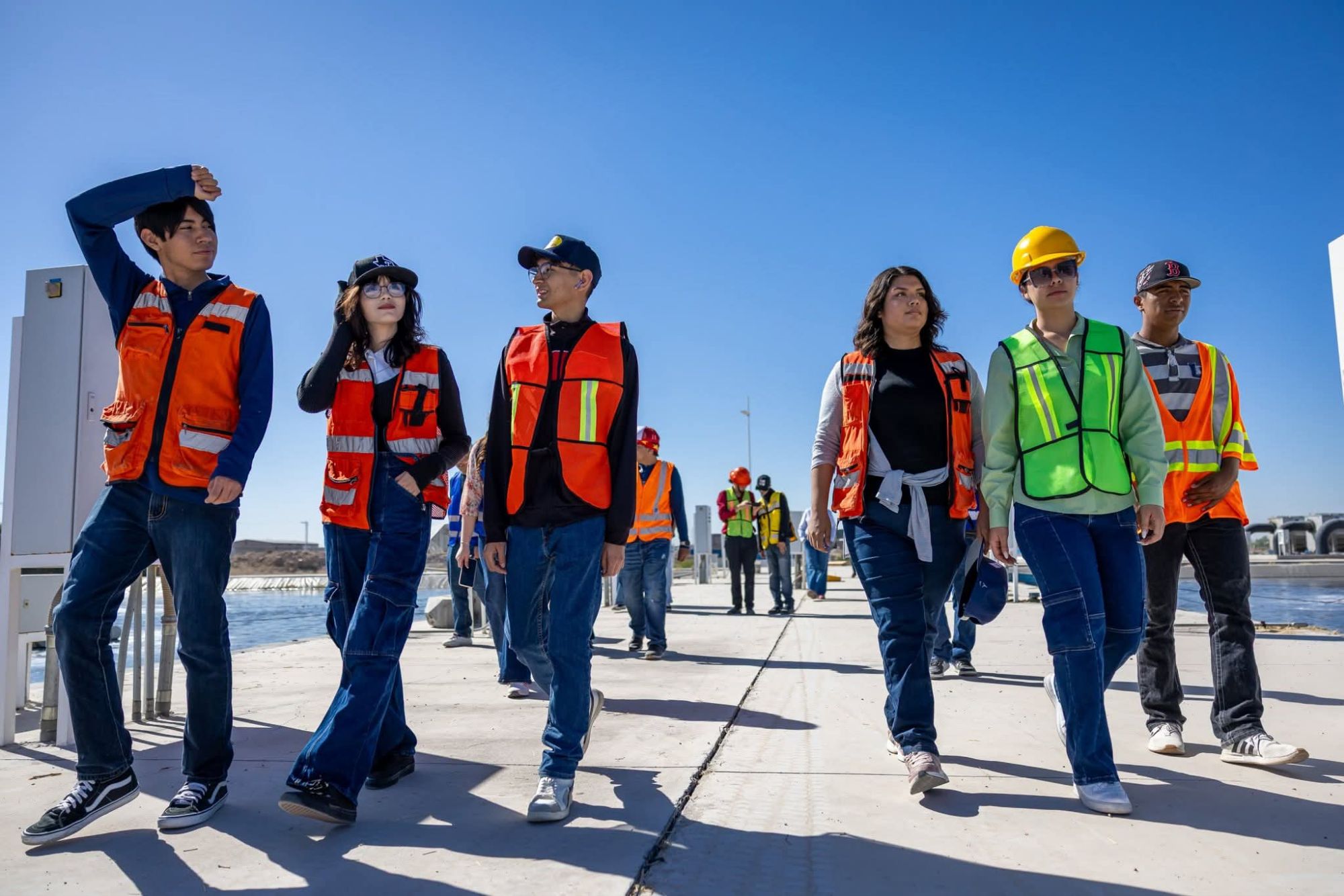 Enorme el gusto por recibir la visita de estudiantes del Instituto Tecnológico de Delicias, que llevan la asignatura #Sustentabilidad; así como a integrantes del CIMACC. Con ellos compartimos el funcionamiento de la Planta Norte, y la importancia de tratar las aguas residuales para favorecer nuestro ecosistema.